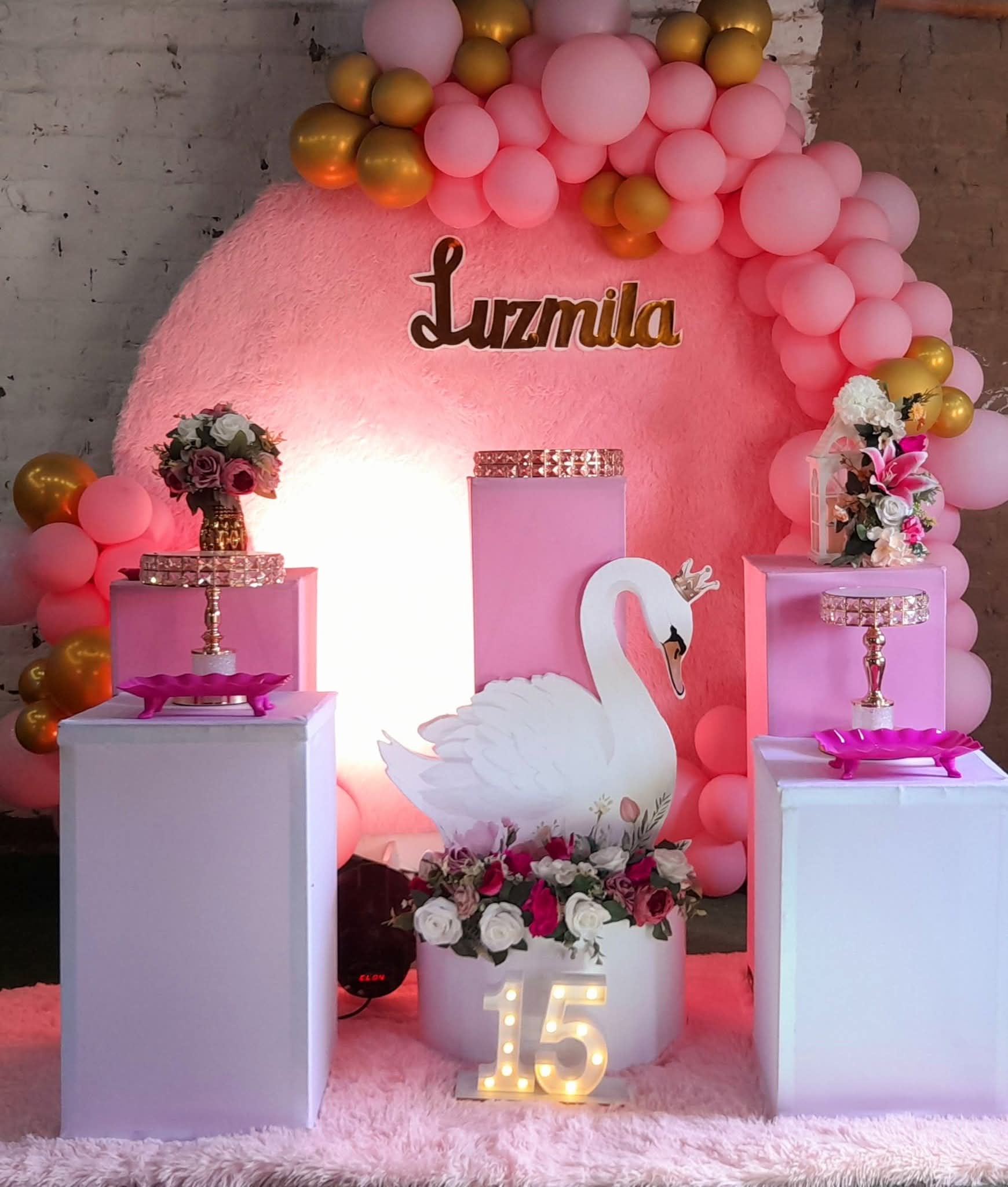 Detalle de torta y decoración de quinceañera